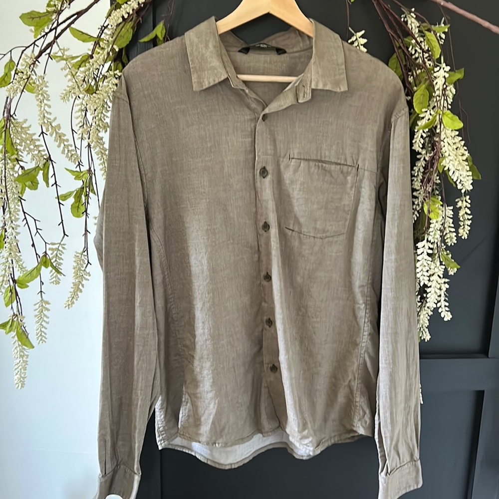 Arcteryx Mens Buttoned Down Shirt. Size M